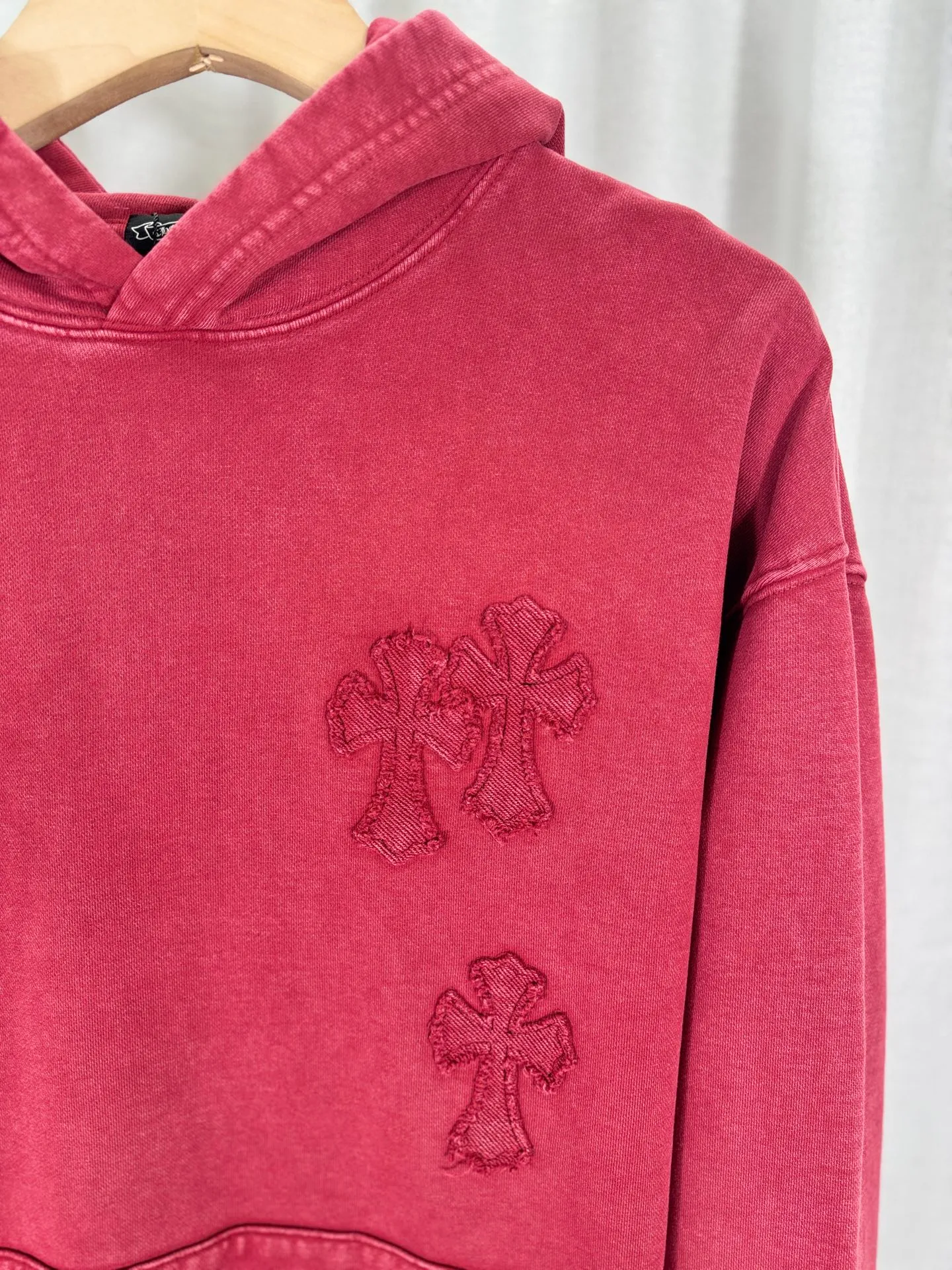 P310 top version, real shot without P, ​​different from market currency) 𝗖𝗵𝗿𝗼𝗺𝗲 𝗛𝗲𝗮𝗿𝘁𝘀/Cro Heart 2025 washed and burned flower patch embroidered autumn and winter new original single counter American style 3D three-dimensional couple casual hooded sweatshirt 👑The highest version! Customized fabric 480g tripe terry fabric! American acid-washed and distressed original fabric, laser burning + patch embroidery, exquisite embroidery of letters! The best-selling model in the counter, very comfortable to wear. Accessories: original molded and authenticated collar label➕100% silk wash label. Genuine purchase-grade original hangtag➕matching hanging rope➕3D hanging beads➕original packaging bag. Craftsmanship: The original version has consistent wiring! The highest version of the armhole matching technique! Color: Black Red Size: S M L XL Style No.: 9331